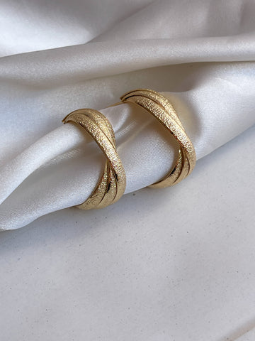 Aretes entrelazados