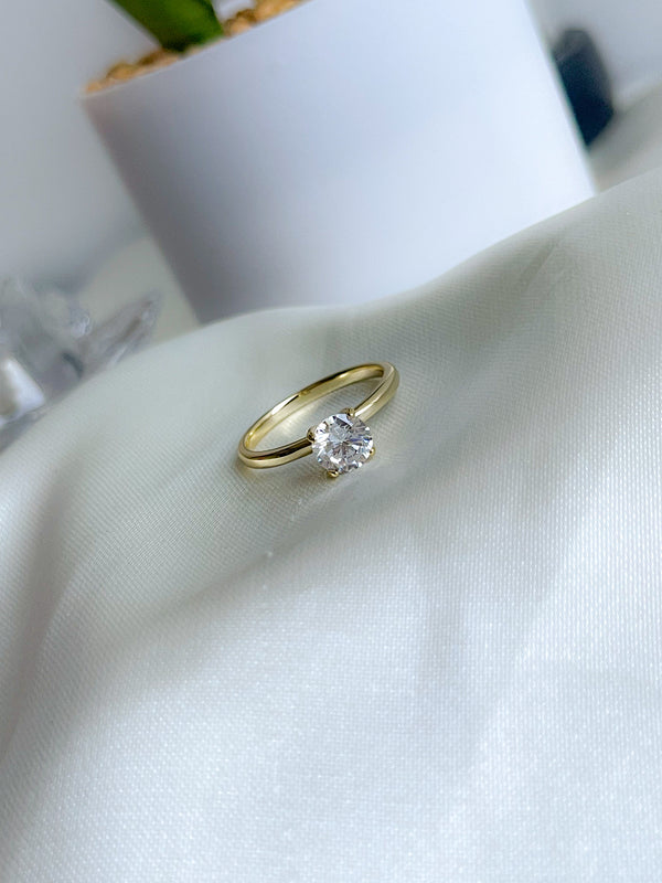Anillo Liso Dorado con Diamante