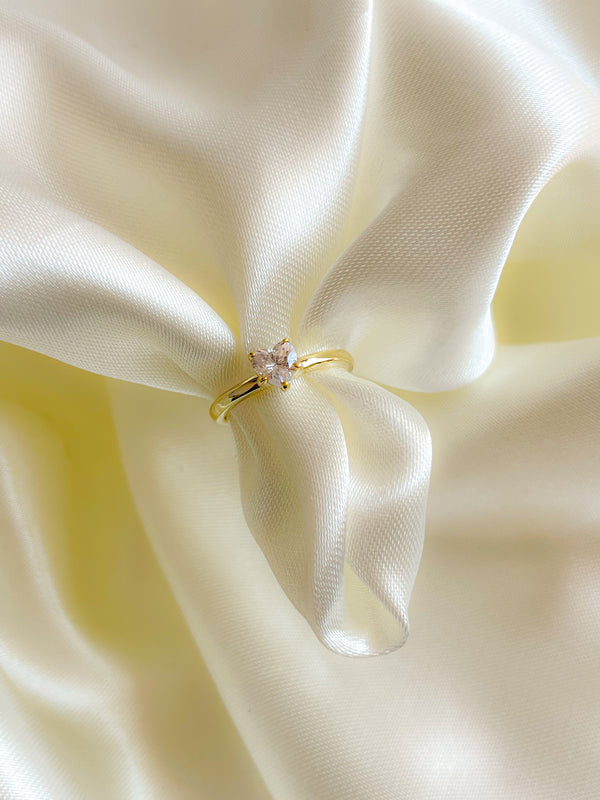 Anillo Liso con Corazón Dorado