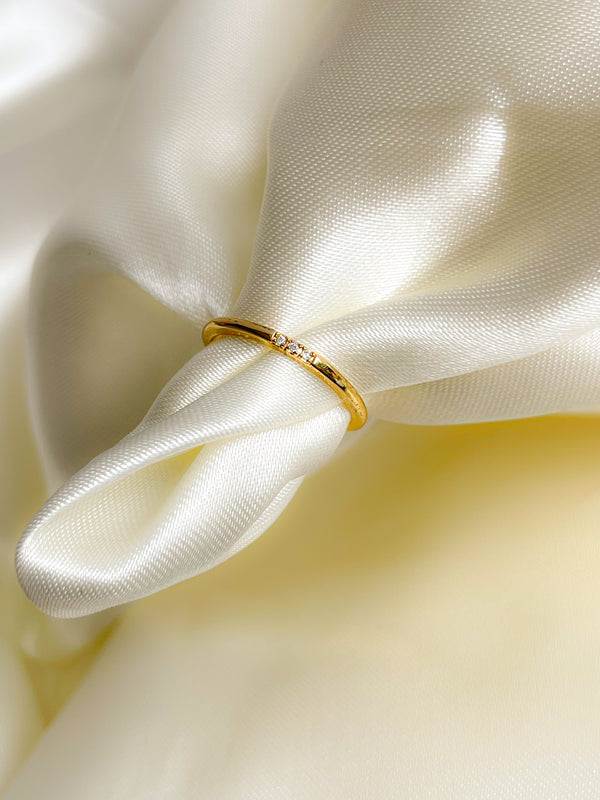 Anillo liso con brillantes