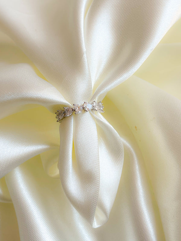 Anillo Línea de Corazones Plateados