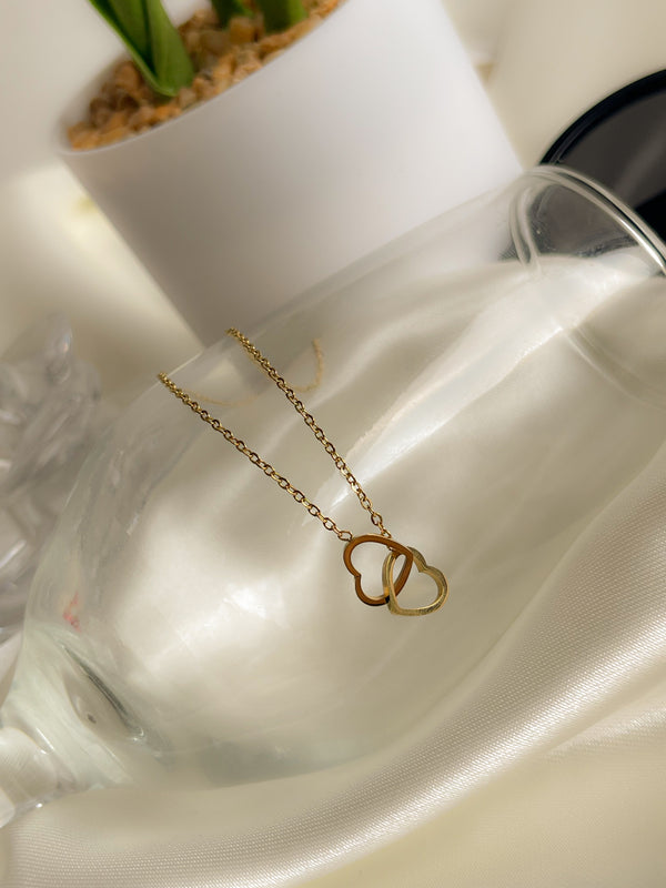 Collar corazones enlazados