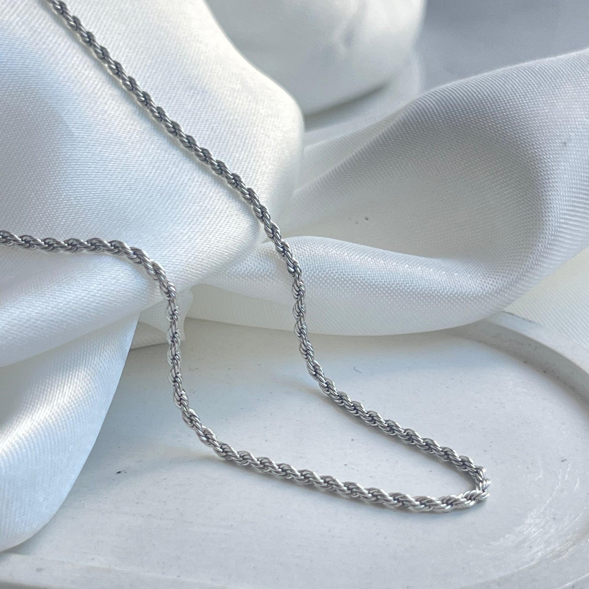 Collar tipo cordón para hombre