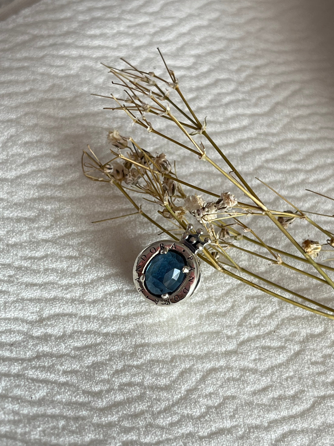 Charms de Corona con piedra Azul